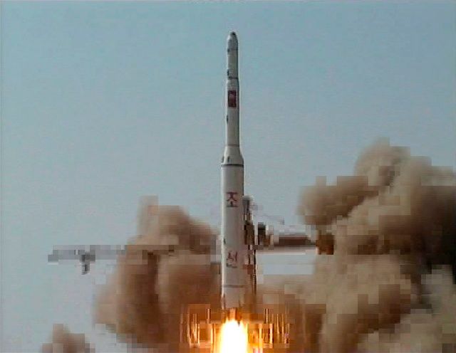 Start rakety Taepodong-2 na obrázcích korejské státní televize | Foto: Reuters