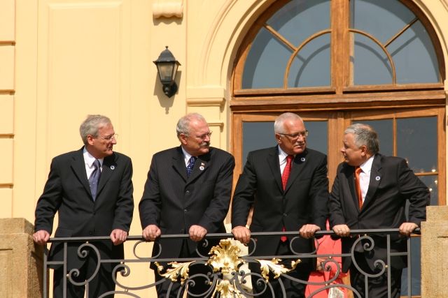 Prezidenti České a Slovenské republiky, Maďarska a Polska na balkoně zámku v Lánech. | Foto: Aktuálně.cz