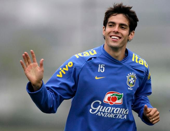 Kaká zdraví novináře na tréninku brazilské reprezentace | Foto: Reuters