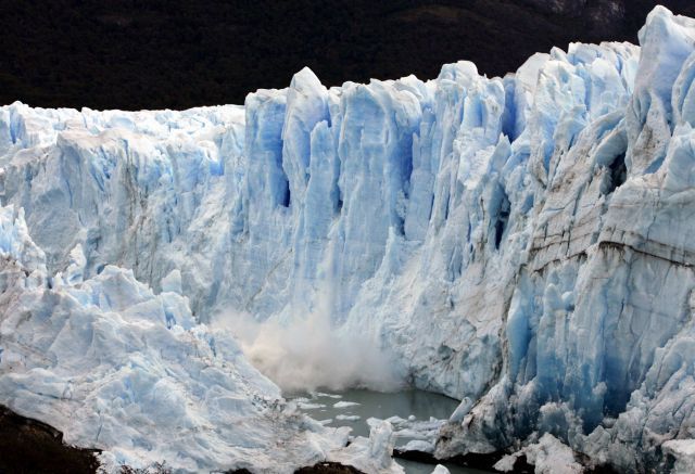 Tající ledovec v Patagónii na jihu Argentiny. | Foto: Reuters