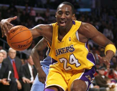 Basketbalista LA Lakes Kobe Bryant ukořistil míč v zápase s Utahem, v němž si připsal 52 bodů. | Foto: Reuters