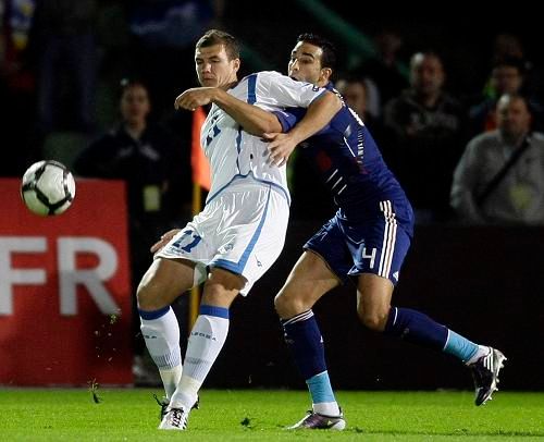 Edin Džeko v obležení Francouzů | Foto: Reuters