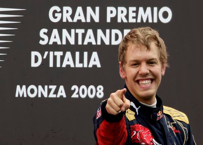 Nadšený Vettel zdraví diváky i mechaniky | Foto: Reuters