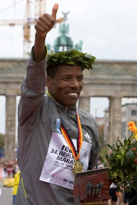 Haile Gebrselassie po vítězství v Berlíně, kde zaběhl světový rekord. | Foto: Reuters