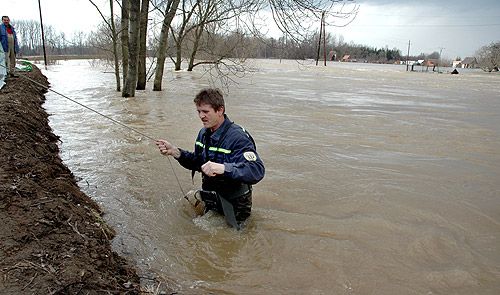 Hasiči zjišťují, jak velká voda podemílá hráz podél řeky. | Foto: Lubomír Světnička