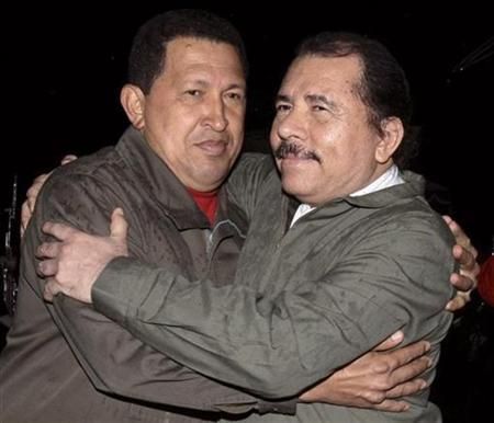 Daniel Ortega (vpravo) s venezuelským prezidentem Hugo Chávezem | Foto: Reuters