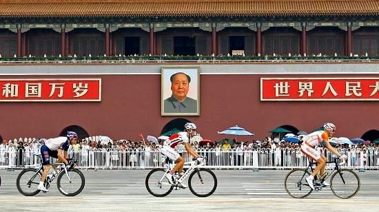 Andy Schleck (uprostřed) na náměstí Tiananmen | Foto: Reuters