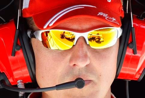 Michael Schumacher v boxech Ferrari | Foto: Reuters