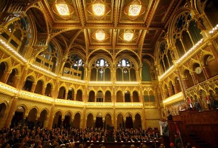 A poslanci uvnitř parlamentu | Foto: Reuters