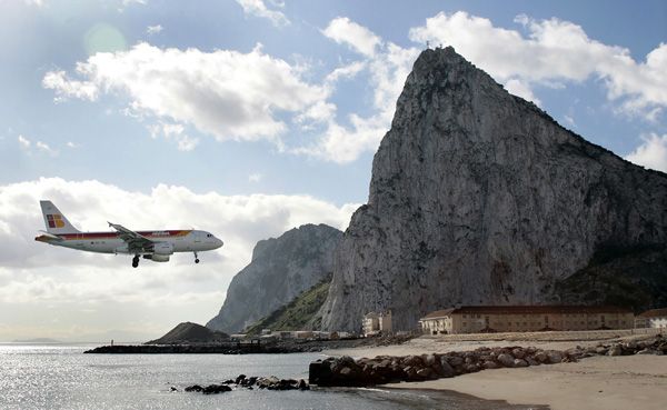 Letiště Gibraltar, Gibraltar. Přistávací plocha letiště Gibraltar je ze dvou stran obklopena mořem. Na východní straně Středozemním a na západní straně zálivem Algeciras. Přistávací dráha je pouhých 1828 m dlouhá, takže při přistávacím a vzletovém manévrování musejí být piloti velice přesní. | Foto: Aktuálně.cz