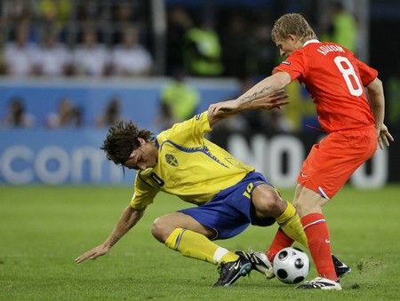 Zlatana Ibrahimoviče limitovalo v zápase zraněné koleno. | Foto: Reuters