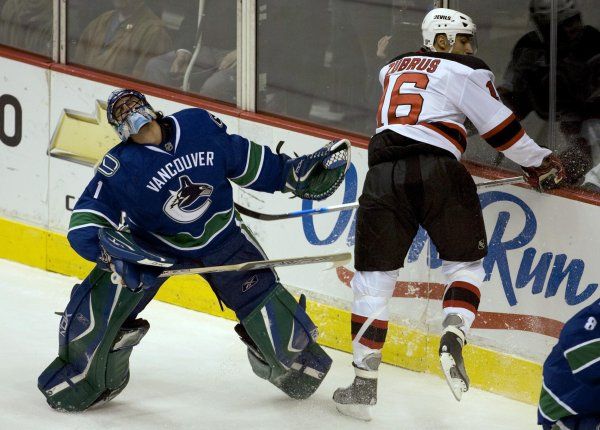 Bolestivou chvíli si prožil i brankář Vancouveru Roberto Luongo po zásahu Zubruse z New Jersey. | Foto: Reuters