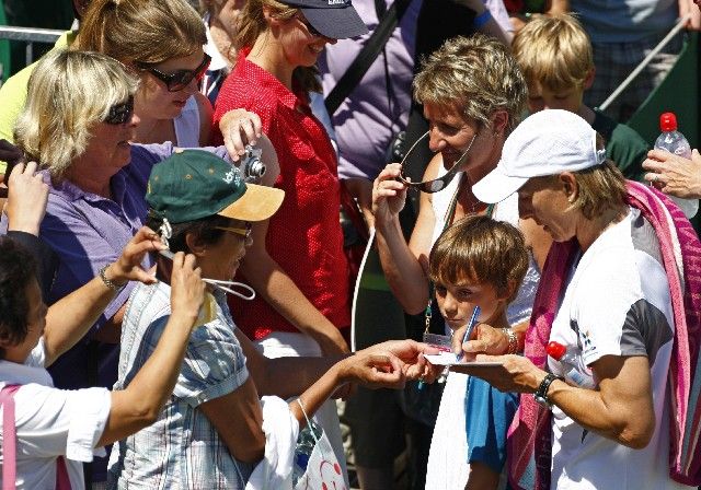 Martina Navrátilová se podepisuje fanouškům po svém zápase na wimbledonském turnaji legend ve dvojici s Helenou Sukovou. | Foto: Reuters