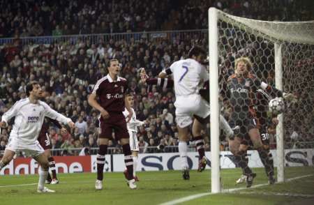 Fotbalista Realu Madrid Raul Gonzalez hlavičkuje proti brankáři Bayernu Mnichov na Santiago Bernabeu. | Foto: Reuters