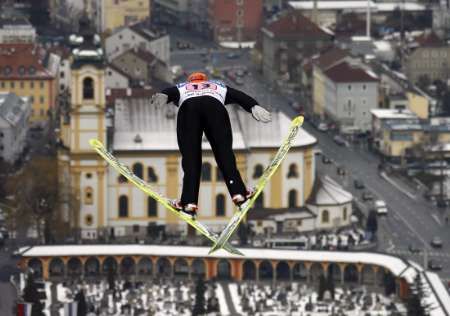 Nor Anders Jacobsen si v Inssbrucku doletěl pro vítězství a vede i průběžné pořadí Turné čtyř můstků. | Foto: Reuters