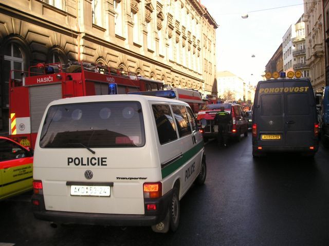 Na místo neštěstí se sjíždí hasiči, policisté a zdravotníci. | Foto: Martin Novák