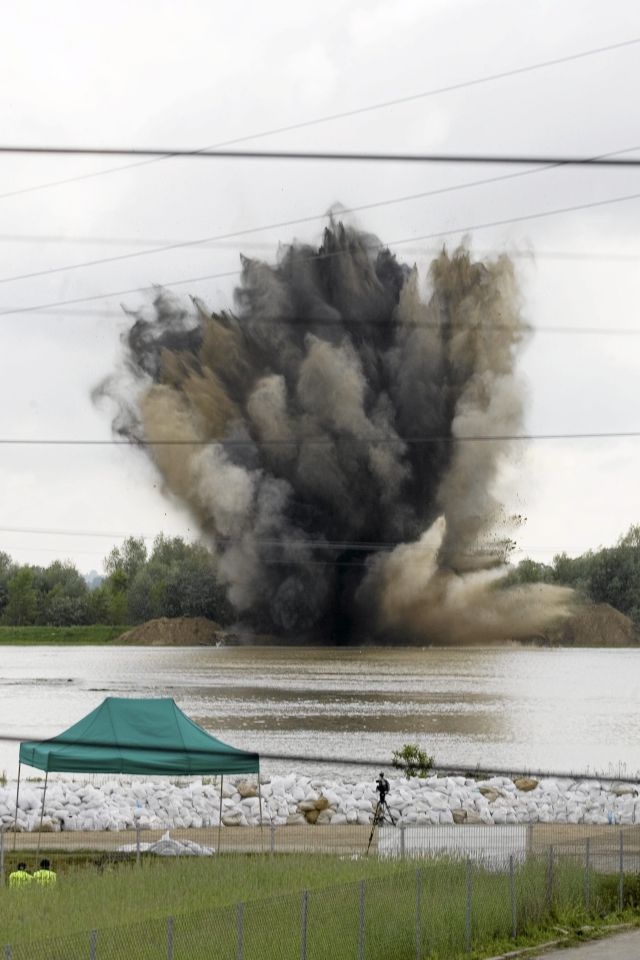 Odstřel hráze. | Foto: Reuters