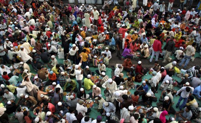 Pouliční ramadánová velkojídelna v Ahmadabádu na západě Indie. | Foto: Reuters