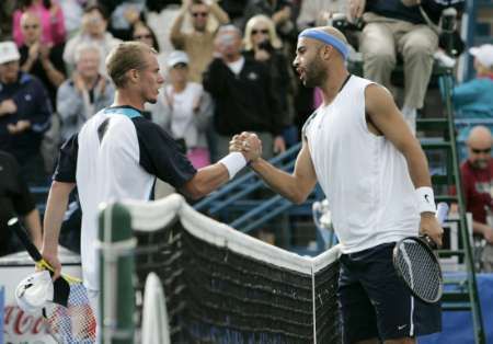 Australský tenista Lleyton Hewitt (vlevo) si podává ruku s vítězem turnaje v Las Vegas, domácím Robem Blakem. | Foto: Aktuálně.cz