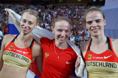 Medailové trio skokanek o tyči v čele s vítězkou Světlanou Feofanovovou. | Foto: Reuters