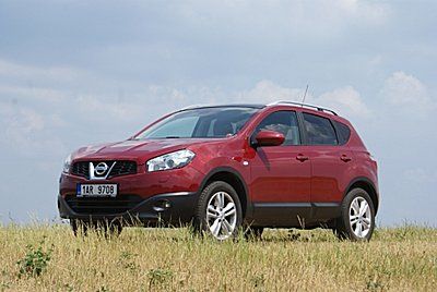 Nissan Qashqai už v minulé generaci dosluhuje. Kratší verze stojí od 482 700 korun, prodloužená se dvěma dalšími sedačkami nejméně 510 000 korun. | Foto: Aktuálně.cz