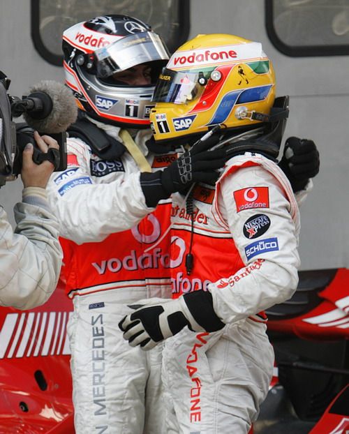 Spolujezdci z McLarenu Fernando Alonso (vlevo) a Lewis Hamilton se radují z double v Sepangu. | Foto: Reuters