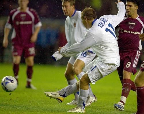 Fotbalista Sparty Praha Daniel Kolář (v bílém vpravo) střílí gól do sítě skotských Heart of Midlothian v úvodním zápase 1. kola Poháru UEFA. | Foto: ČTK/AP