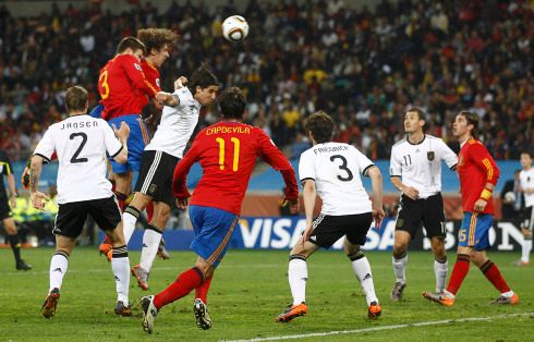 Na roh Xaviho naskočil Puyol a vstřelil rozhodující gól. | Foto: Reuters