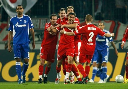 Fotbalisté Kolína se radují. Po dlouhém obléhání branky Schalke dostali míč konečně do sítě. | Foto: Jiří Šidliák, Reuters