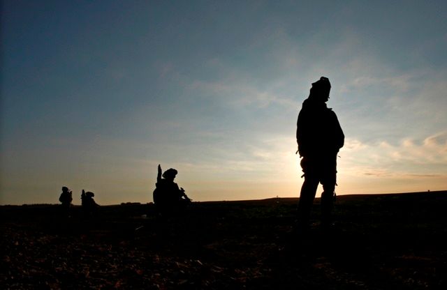 Izraelští vojáci míří ke Gaze. Neděle, 4.1. | Foto: Reuters