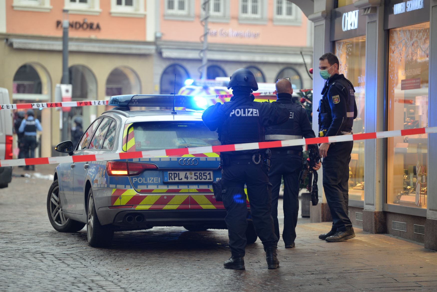 Ein Mann in einem deutschen Zug ersticht drei Menschen, wird von einem Polizisten und anderen Fahrgästen geschlagen