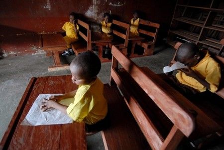 Děti e třídě pro slepé ve Freetownu, hlavním městě africké Sierra Leone, která je jednou z nejchudších zemí světa. | Foto: Reuters