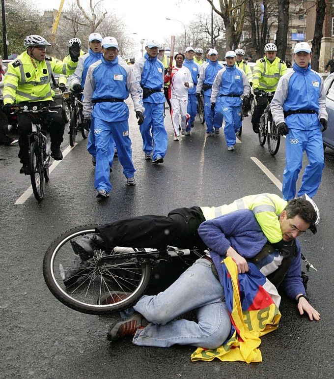 Policie sice za demonstranty zaostávala počtem, ale obětavostí se jim vyrovanala. | Foto: Reuters