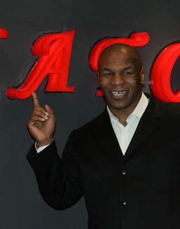 Mike Tyson pózuje při otevírání nočního klubu v Šanghaji | Foto: Reuters