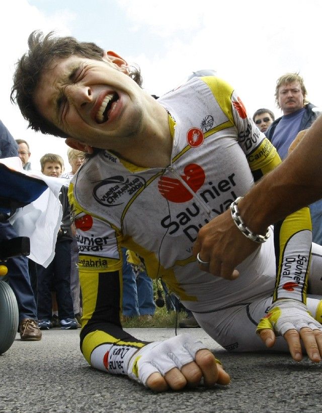 Španěl Angel Gomez se svíjí na zemi po pádu ve třetí etapě Tour de France. | Foto: Reuters