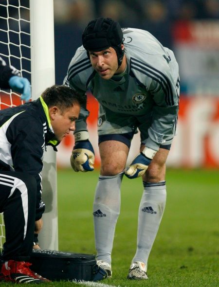 Ošetřovaný Petr Čech v zápase Ligy mistrů .se Schalke 04 | Foto: Reuters