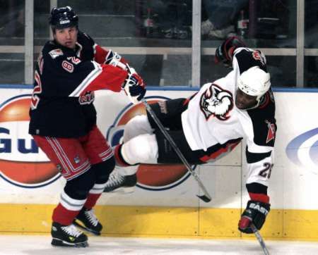 Útočník NY Rangers Martin Straka (vlevo) poslal k zemi Mika Griera z Buffala. | Foto: Reuters