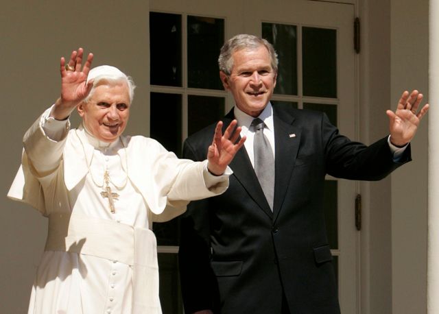 První muž katolické církve a nejmocnější muž světa na jednom snímku. Papež Benedikt XVI. žehnající, americký prezident George Bush mávající. | Foto: Reuters