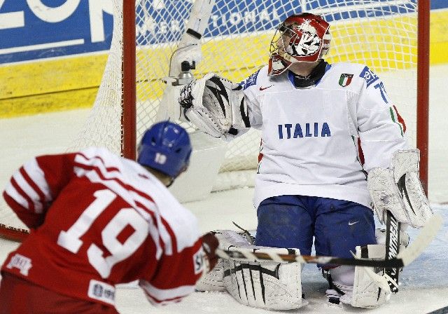 Český útočník Radim Vrbata překonává italského gólmana Günthera Hella. | Foto: Reuters