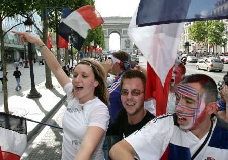 Francouzští fanoušci sledují finálový zápas MS také v ulicích Paříže. | Foto: Reuters