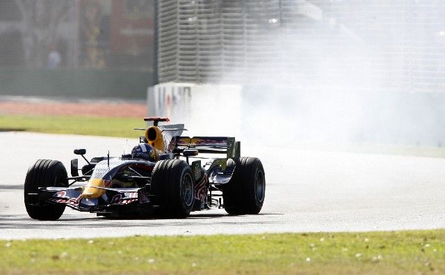 Od monopostu Red Bull Davida Coultharda se v prvním tréninku na Velkou cenu Austrálie spustil kouř. | Foto: Reuters