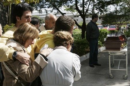 Příbuzní zvražděných policisty Orlanda Tamera Ramose v brazilském Sao Paulu. | Foto: Reuters