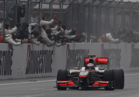 Jenson Button si dojíždí pro druhé vítězství v letošní sezoně | Foto: Sport