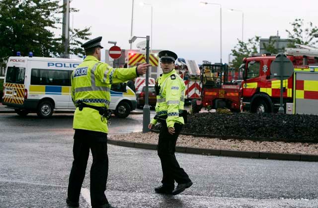 Policisté hlídkují u vchodu do hlavní haly letiště Glasgow | Foto: Reuters