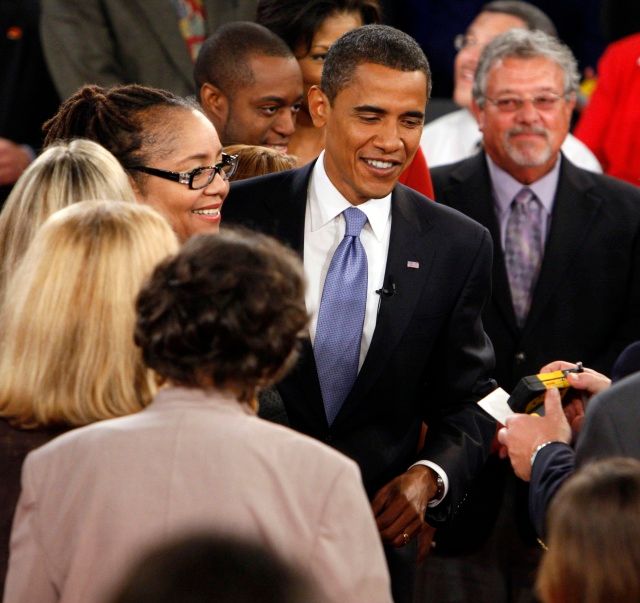 Barack Obama mezi lidmi po skončení debaty | Foto: Reuters