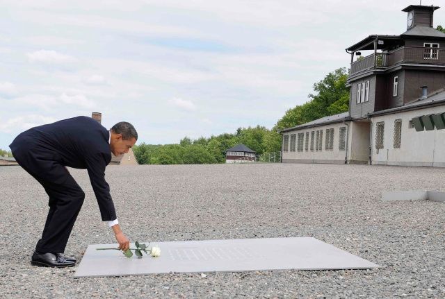 Obama klade bílou růži v Buchenwaldu. V bývalém koncentračním táboře zemřelo 56 tisíc lidí, většinou Židé. | Foto: Reuters