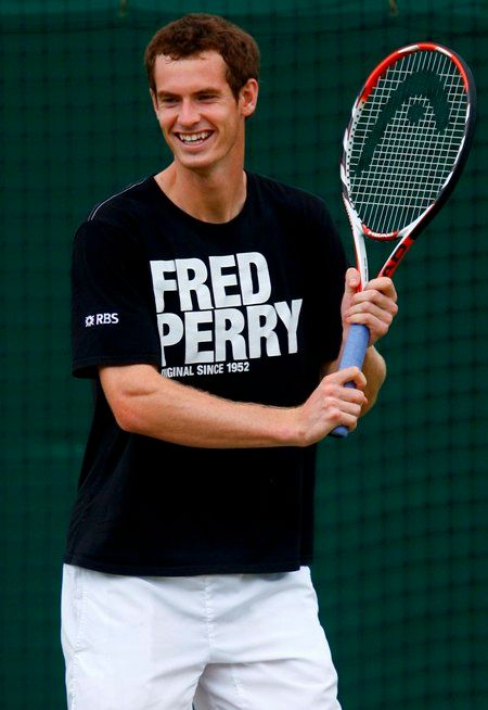 Andy Murray trénoval v pátek ve Wimbledonu v tričku se jménem posledního britského vítěze v All England Clubu Freda Perryho. | Foto: Reuters