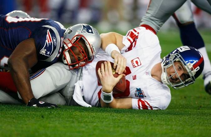 Eli Manning (vpravo) z New Yorku Giants v souboji s Mikem Wrightem | Foto: Reuters