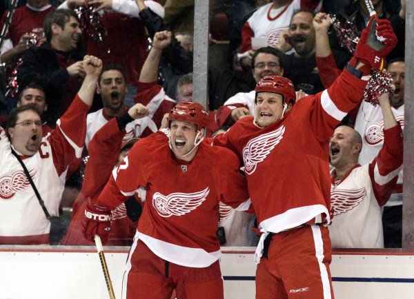 Detroit, neboli "Hockeytown", je na nohou. Ve čtvrtek začalo finále Západní konference. Rudá křídla porazila Hvězdy z Dallasu, fanoušci šílí nadšením. | Foto: Reuters