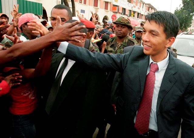 Andry Rajoelina, který se prohlásil vládcem Madagaskaru, zdraví své přívržence | Foto: Reuters